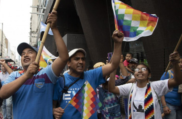 Organizaciones sociales marcharon hacia la embajada de Bolivia en apoyo a Evo Morales
