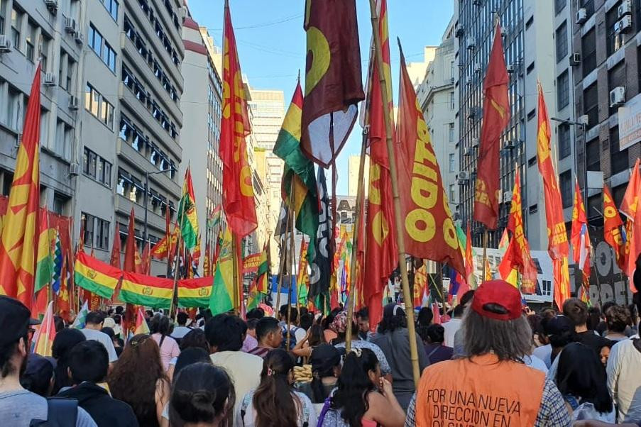 Marcha frente a la embajada boliviana por la crisis en Bolivia