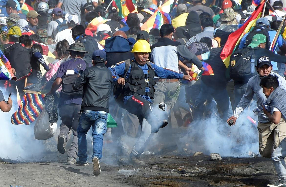 Cocaleros huyen del gas lacrimógeno en las afueras de Cochabamba, Bolivia