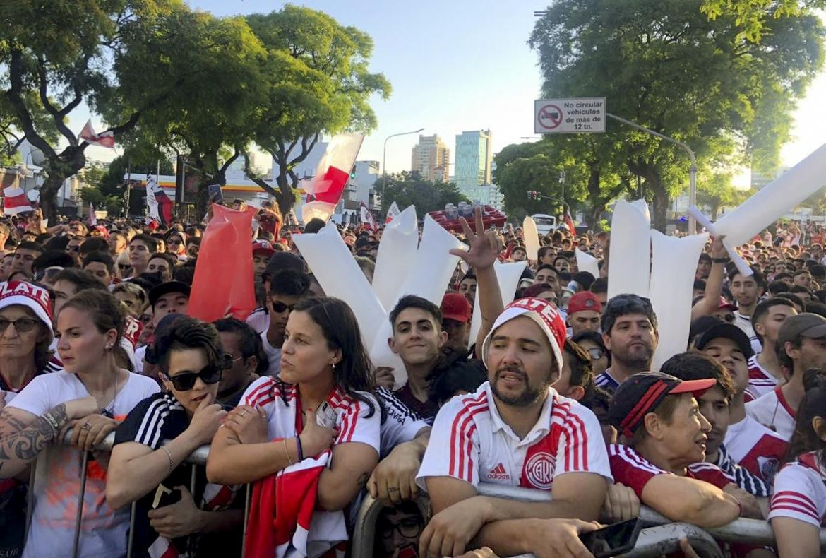 Hinchas de River esperan la llegada del plantel en las afueras del estadio Monumental procedente de Lima, 