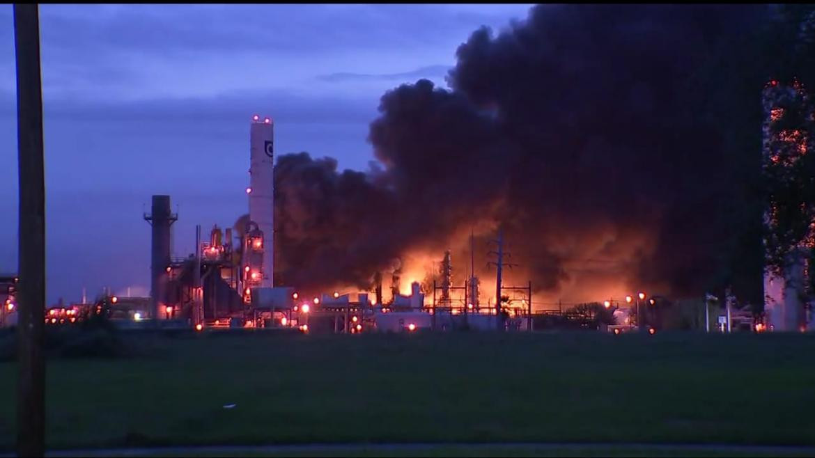 Explosión en planta química, Texas, captura video