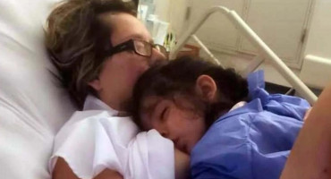 Estuvo un mes en coma tras un asalto y despertó para amamantar a su hija