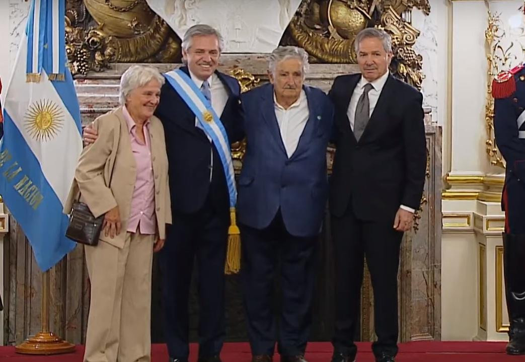 Alberto Fernández junto a José Mujica y su mujer tras su asunción