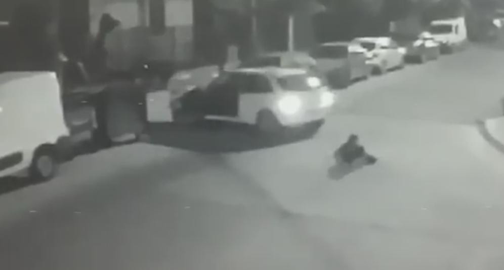 Mujer atropellada por delincuentes con su auto