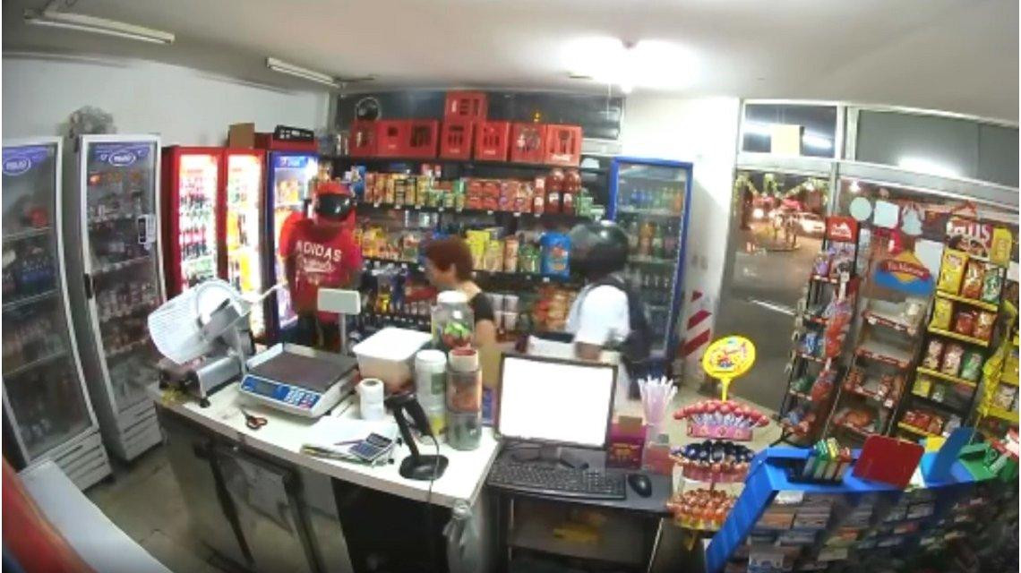 Cámara de seguridad de un robo a un kiosco en Tucumán