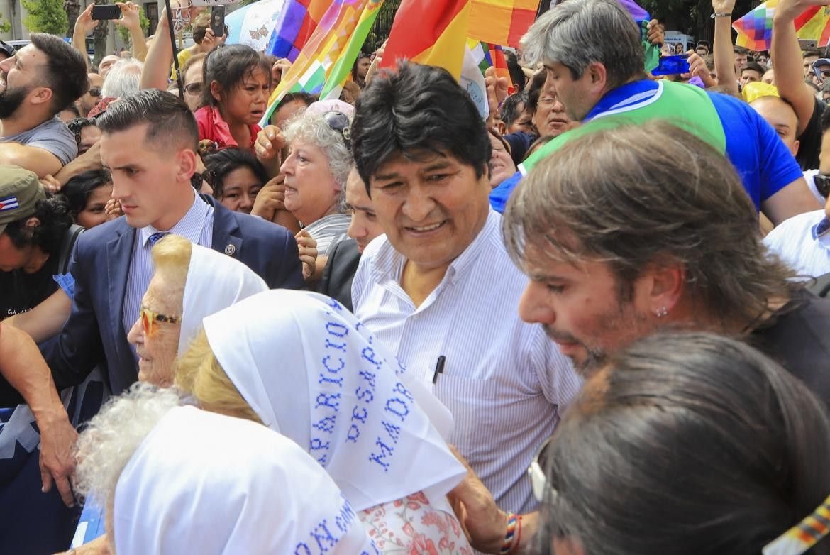 Evo Morales participó en Plaza de Mayo de la tradicional ronda de los jueves de las Madres de Plaza de Mayo, NA