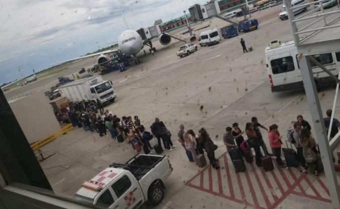 Caos en terminal de Aeropuerto de Ezeiza y colapso de pasajeros