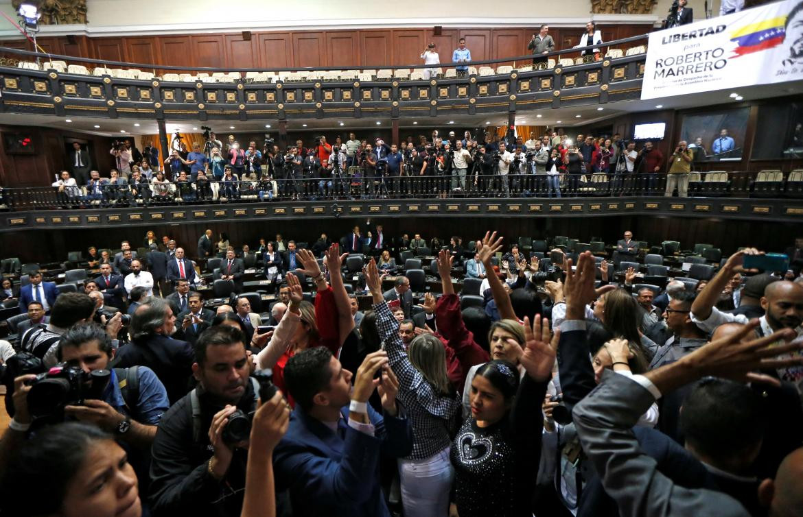 Legisladores de oposición levantan la mano después de ingresar al edificio de la Asamblea Nacional de Venezuela en Caracas, REUTERS