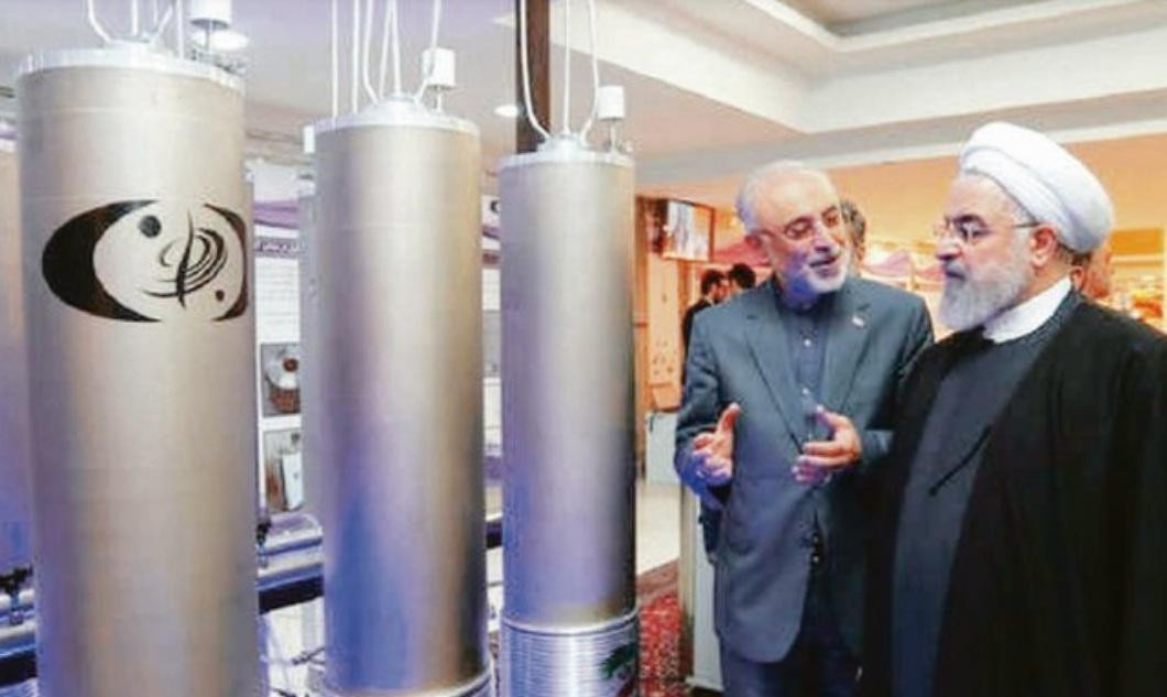 El presidente iraní, Hasán Rohaní, inspecciona una de las plantas nucleares.