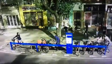 Video indignante: atacaron en manada una estación de bicicletas en Rosario