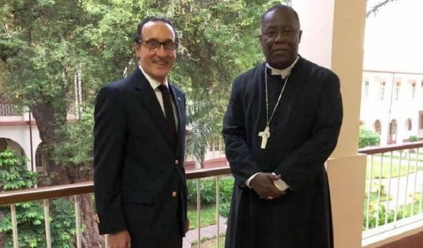 Bellando junto al arzobispo de Luanda, Filomeno Vieira Dias, en una actividad oficial.