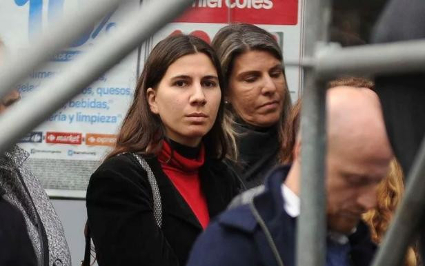 Iara, la hija mayor de Nisman, junto a Sandra Arroyo Salgado, su madre, en el acto por el 25° aniversario del atentado a la AMIA