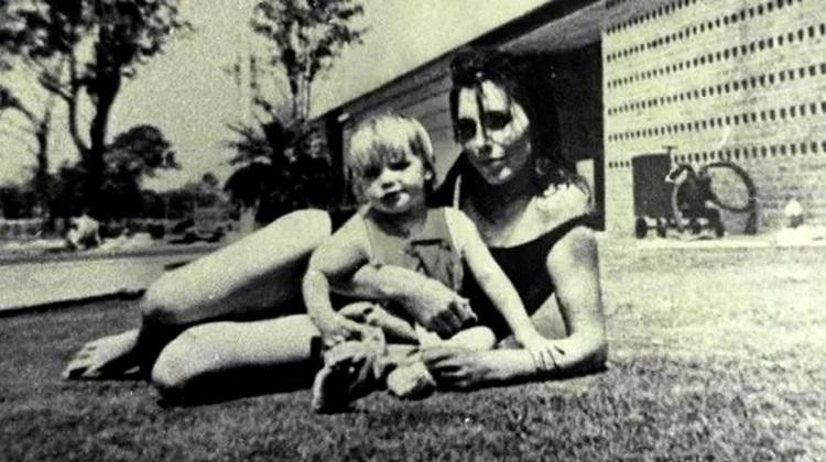 Carole Grimmer con su pequeña hija Cheryl