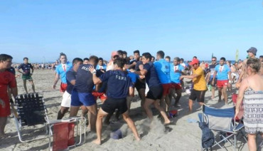 Otra vez la violencia en la playa: dos equipos de rugbiers a las piñas en un torneo 