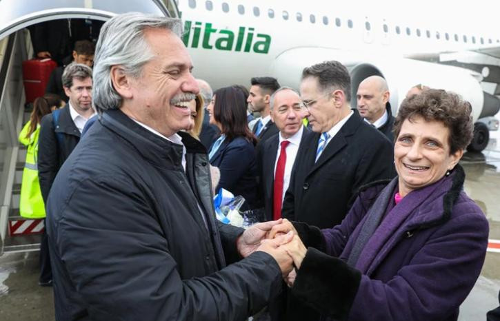 Alberto Fernández se saluda con Galit Ronen, embajadora de Israel en la Argentina