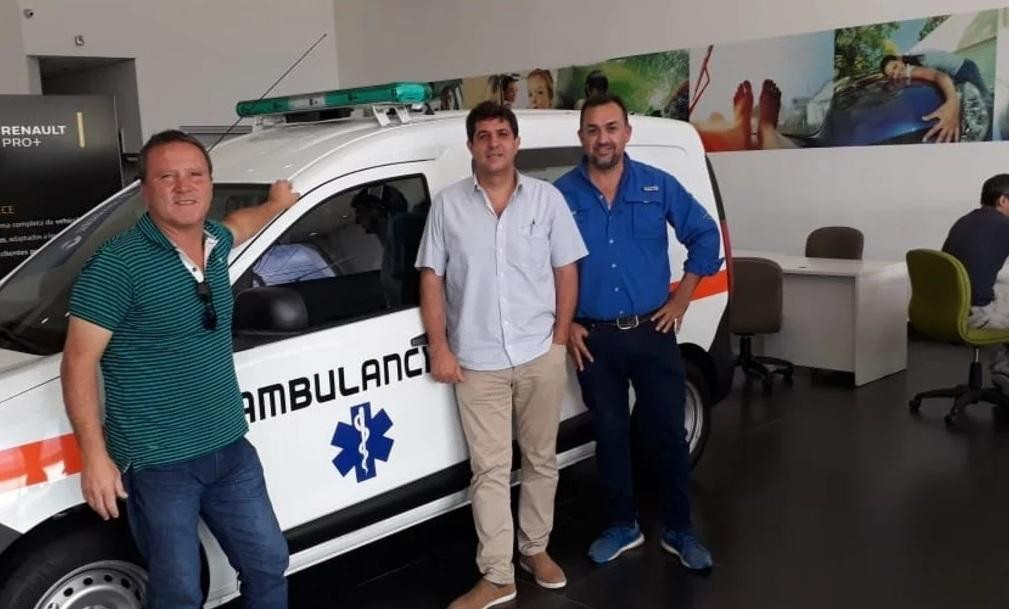 El intendente de Chilecito junto a la ambulancia que compró para su municipio