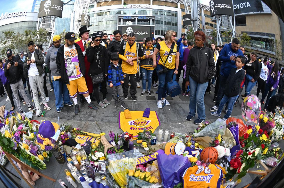 Muerte de Kobe Bryant, despedida de miles de sus fans en Los Angeles, Reuters
