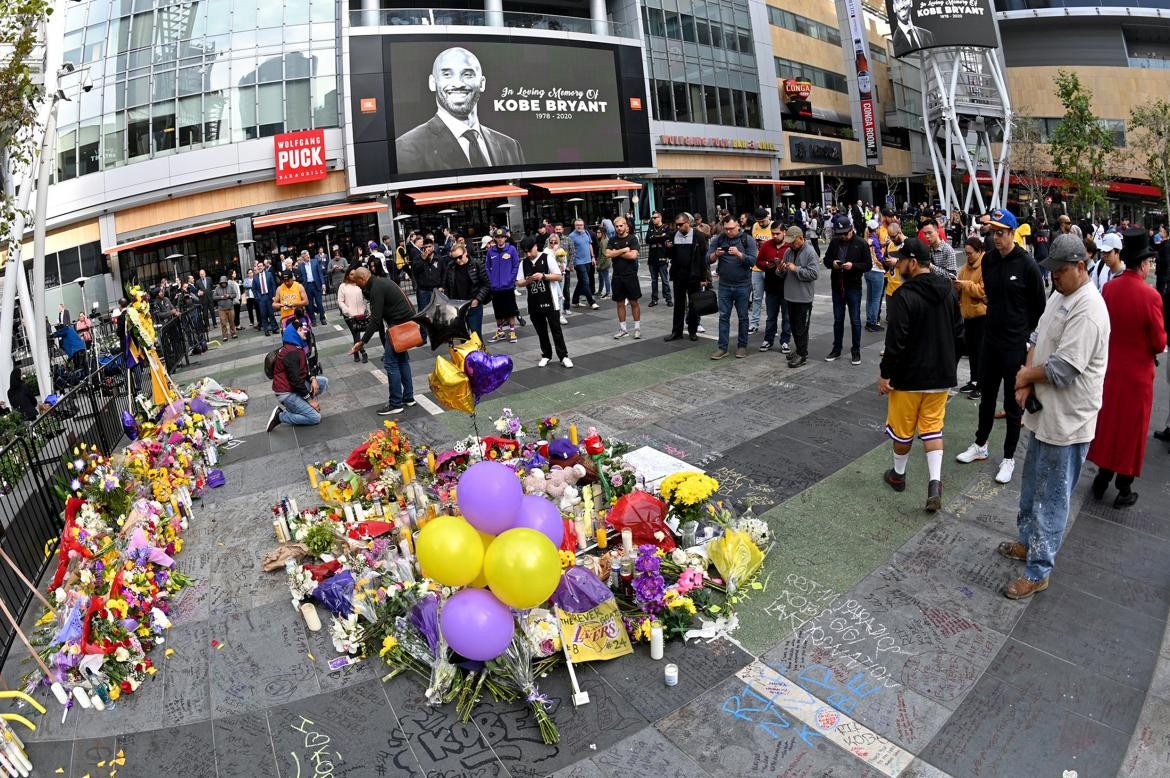 Muerte de Kobe Bryant, despedida de miles de sus fans en Los Angeles, Reuters