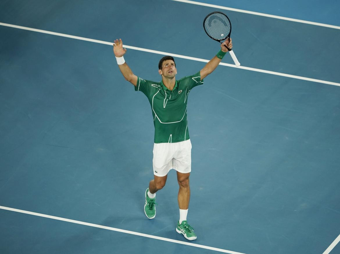 Novak Djokovic y Roger Federer, REUTERS