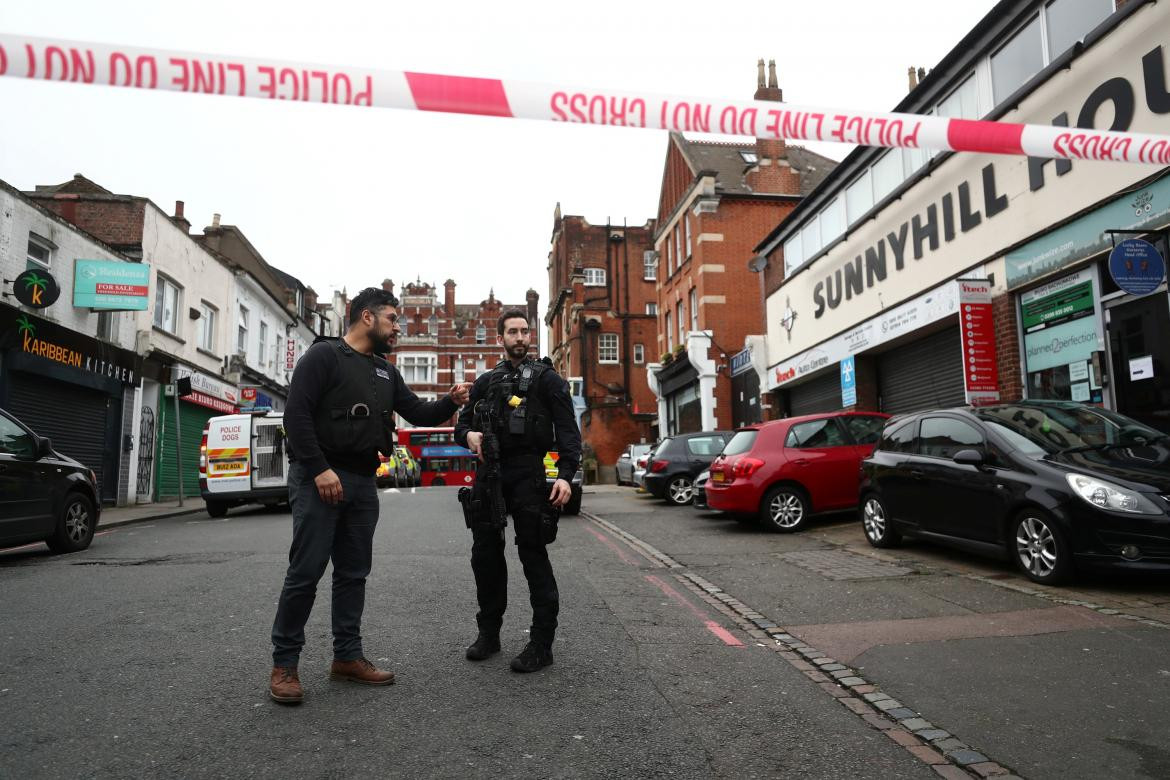 La Policía cerca de un sitio donde un hombre fue baleado por oficiales armados en Streatham, REUTERS