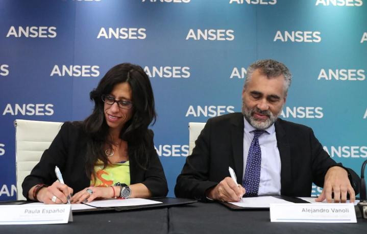 Alejandro Vanoli, y la secretario de Comercio Interior, Paula Español, firmaron