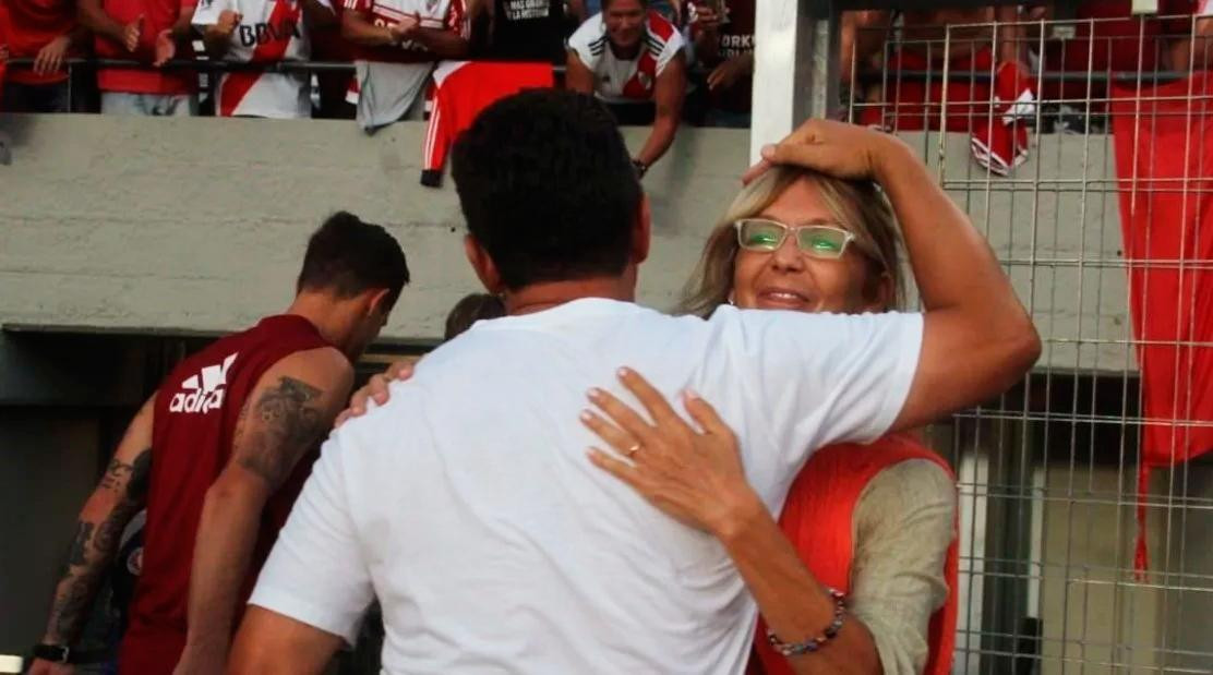 Abrazo de jugadores de River a Sandra Rossi, River Plate, deportes (Foto: Alejandra Sánchez)