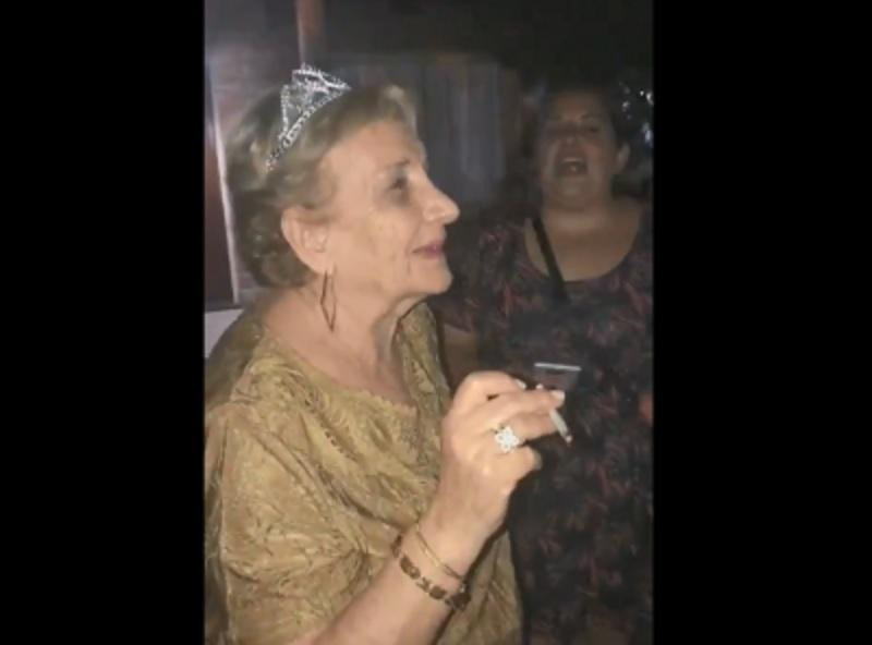 Abuela de 80 años fumando marihuana con sus nietos, Twitter @Mate_Bossio