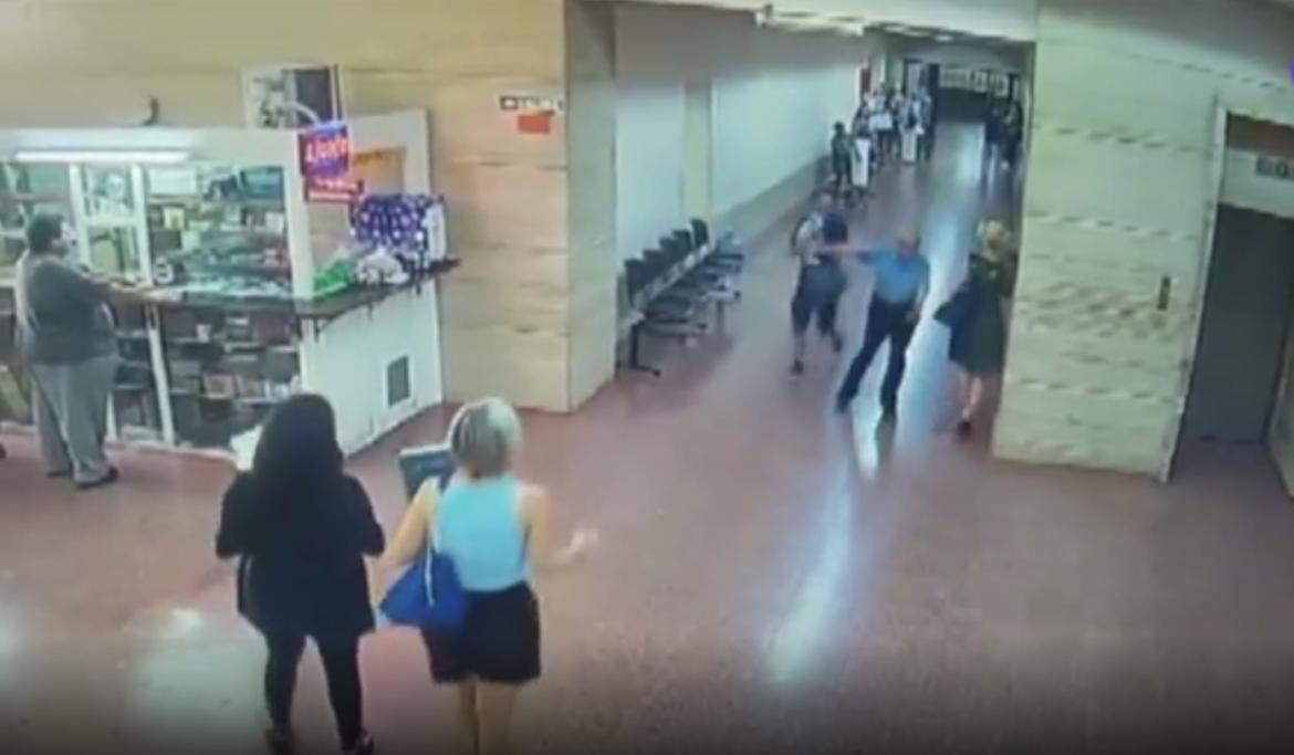 Video, así salvaron a bebé de 15 días con maniobras de RCP en pleno Tribunales de Rosario, YouTube	