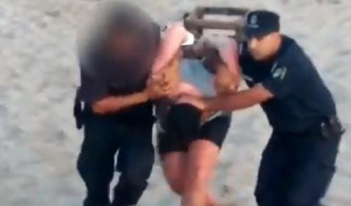 Pareja quedó detenida tras enterrar en la arena a su hija de 2 años para tener sexo en el mar