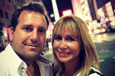 El esposo de Fernanda Vives se puso una tanga para ir a la playa en Brasil
