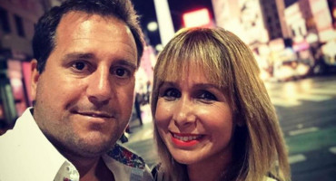 El esposo de Fernanda Vives se puso una tanga para ir a la playa en Brasil