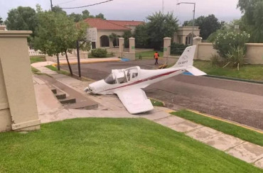 Mendoza: una avioneta aterrizó de emergencia en un country