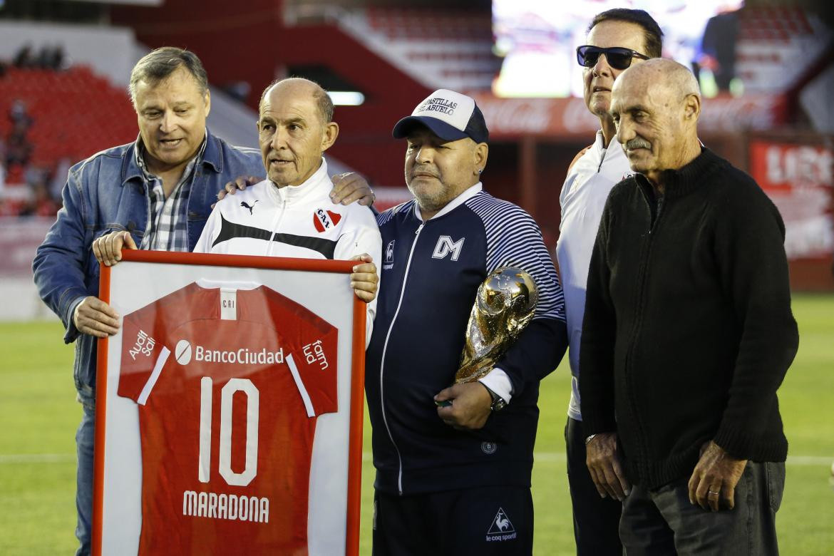 Homenaje a Maradona en cancha de Independiente