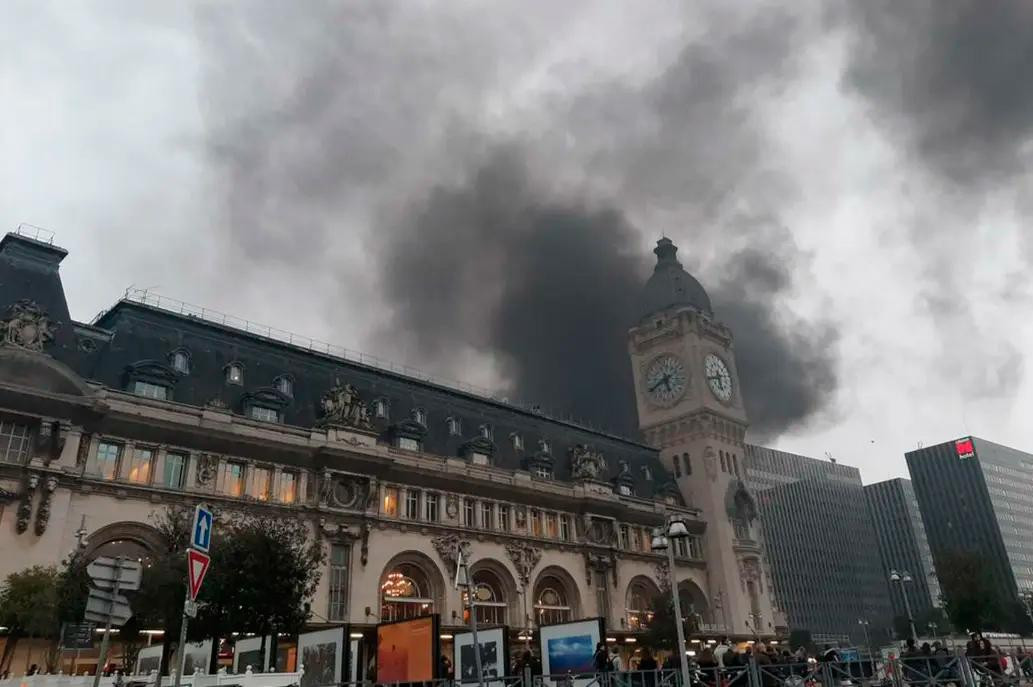 Incendio en estación de trenes de París, Francia