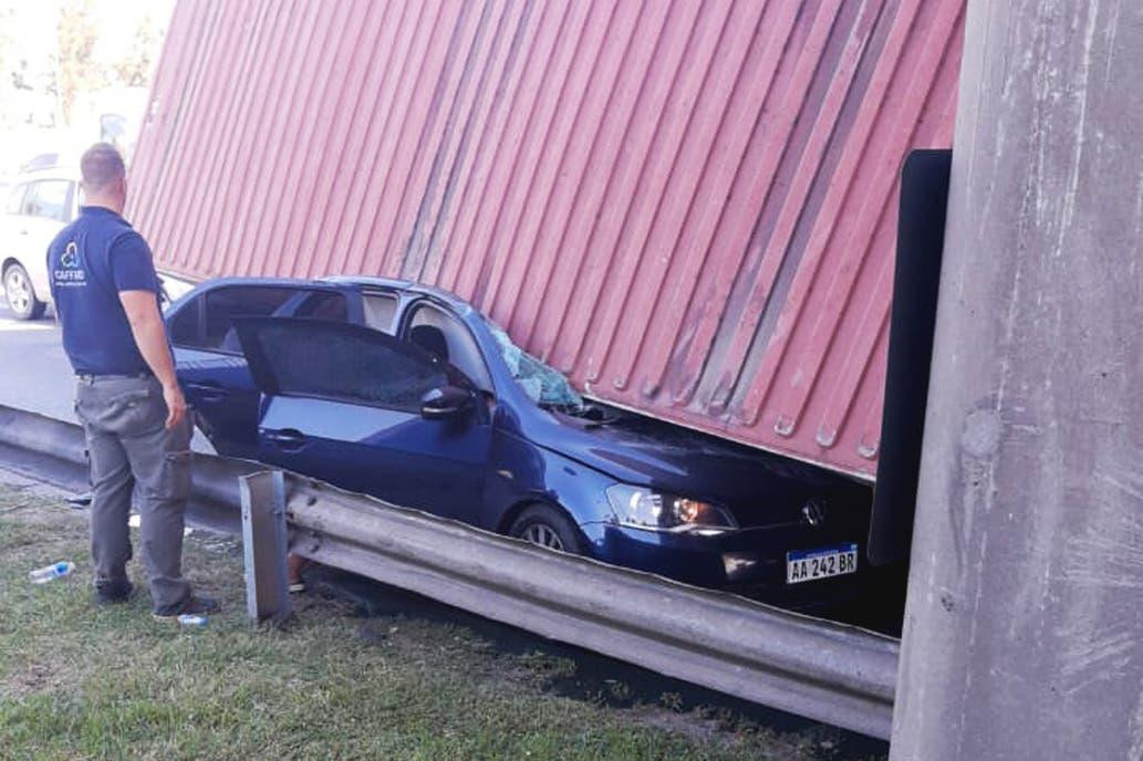 Contenedor cayó sobre un auto en la autopista Panamericana
