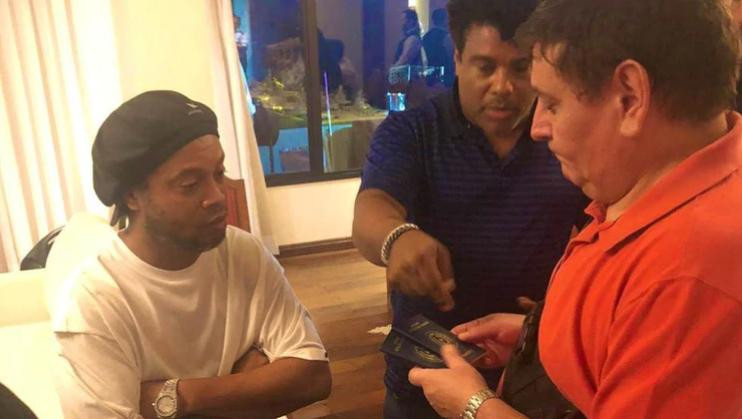 Ronaldinho detenido