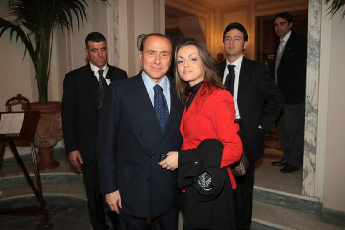 Berlusconi y nueva pareja 