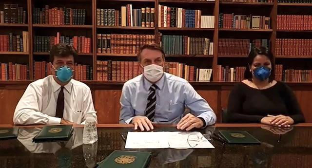 Jair Bolsonaro con barbijo por coronavirus en Brasil