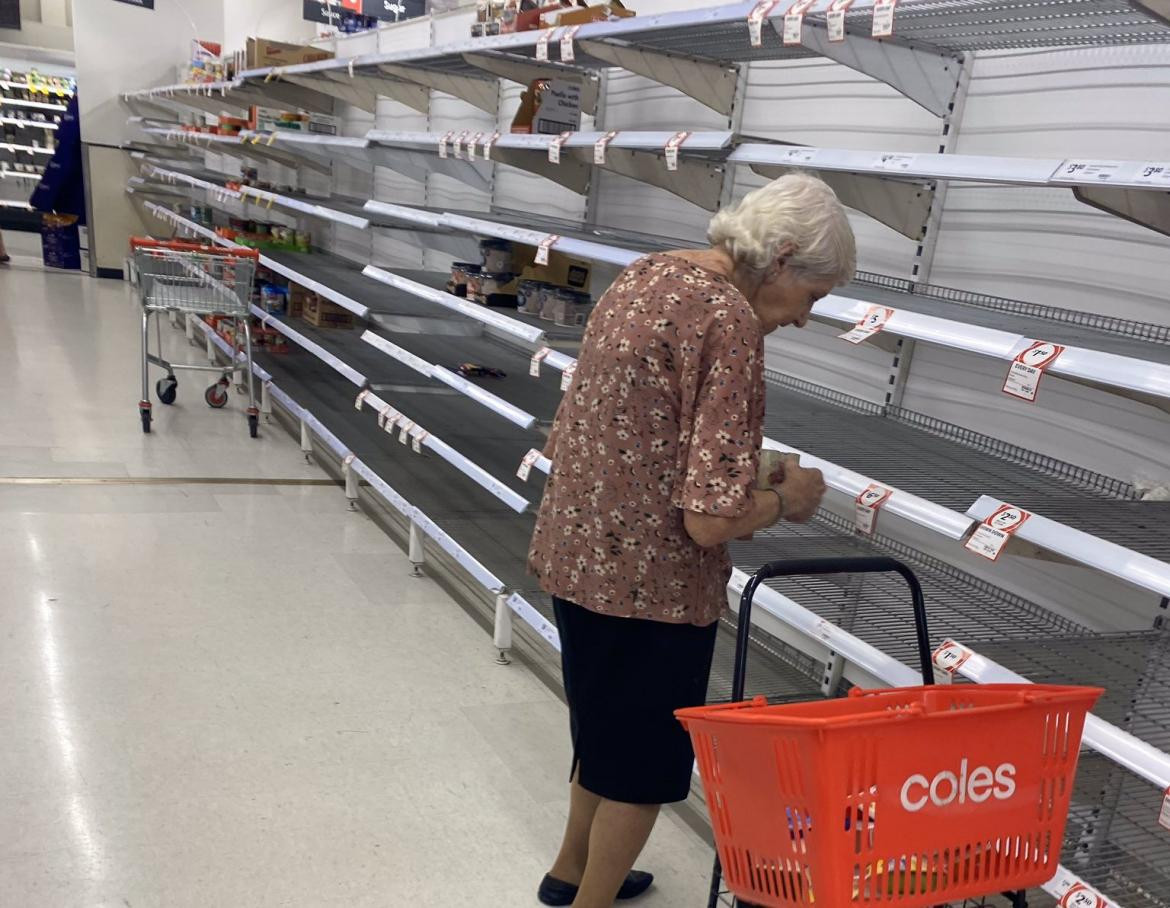 Anciana llorando por góndolas vacías en supermercados por coronavirus