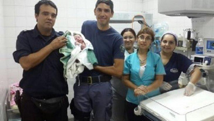Policías rescatan bebé de la basura en Chaco	