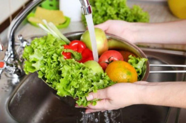 Coronavirus: ¿por qué no hay que lavar frutas y verduras con jabón?