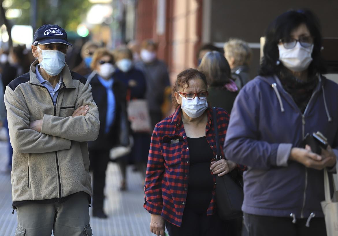 Coronavirus en Argentina, gente en las calles, NA