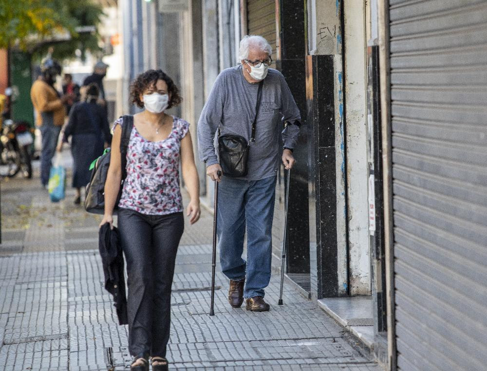 Coronavirus, Argentina, gente en la calle con barbijos, NA