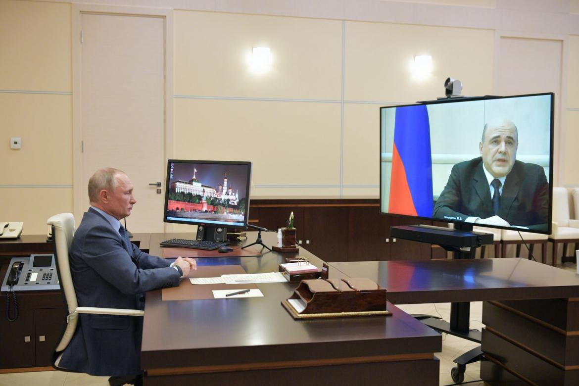 Mijaíl Mishustin informa a Vladímir Putin por videoconferencia de que tiene coronavirus
