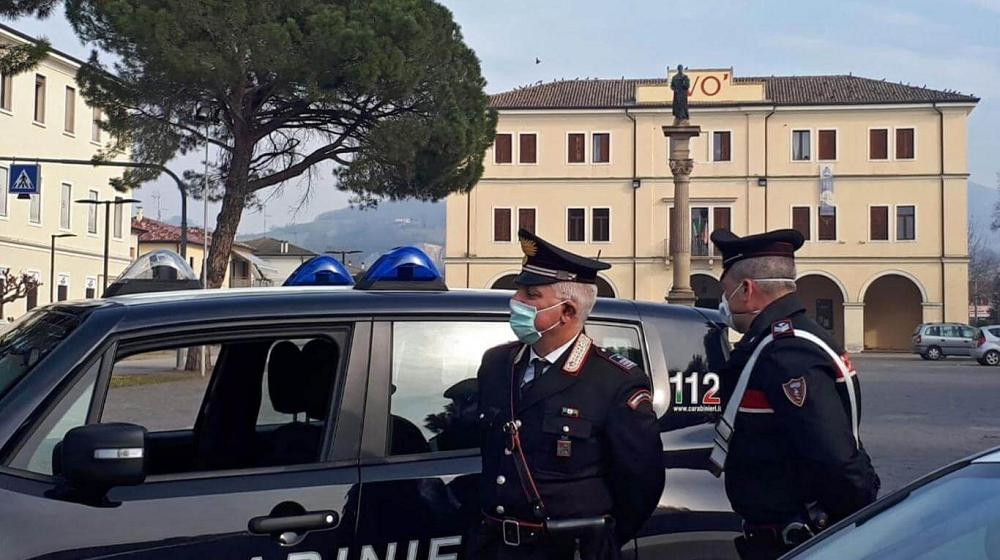 Coronavirus, Italia, policías en la calle, Reuters