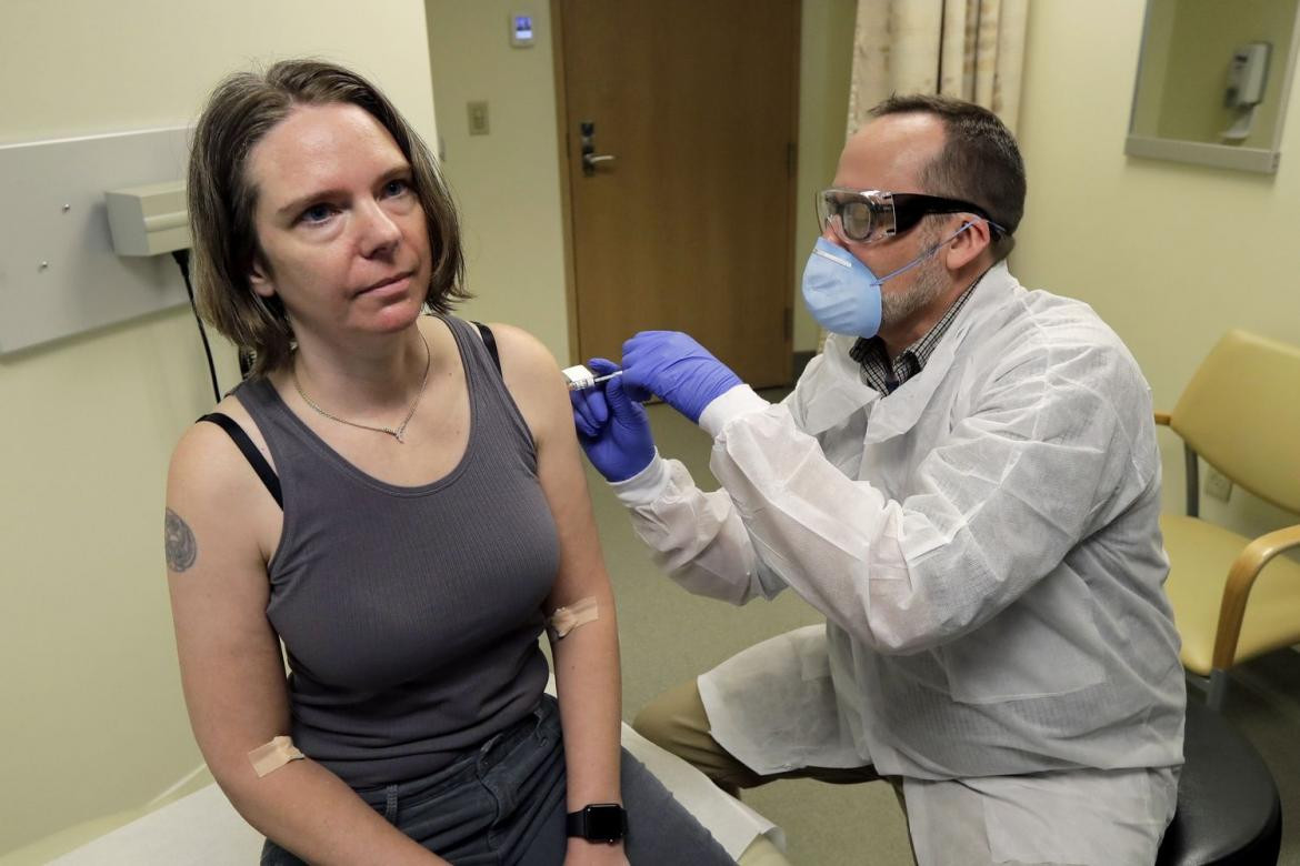 Una voluntaria recibe una vacuna experimental de la empresa estadounidense Moderna el 16 de marzo, en Seattle