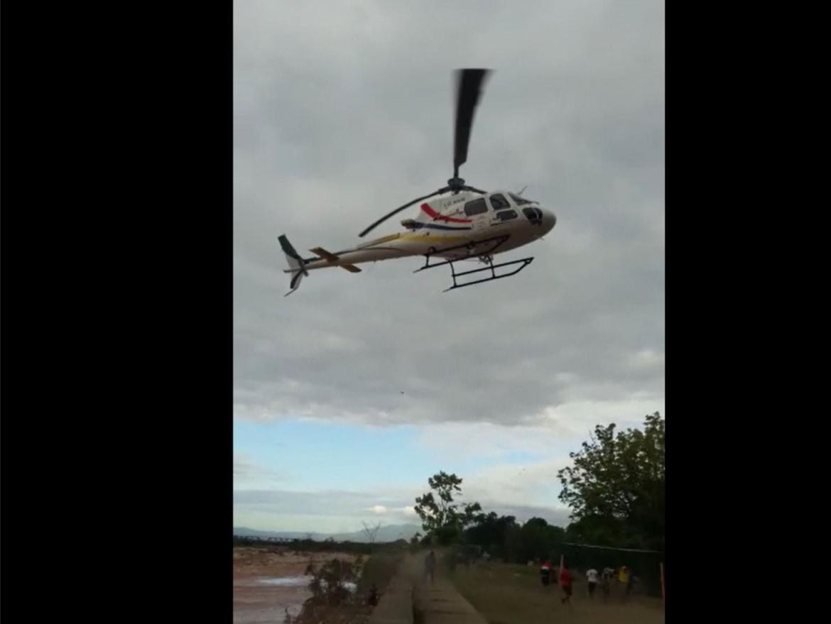 Helicoptero policial apedreado por jovenes que violaron la cuarentena en Jujuy