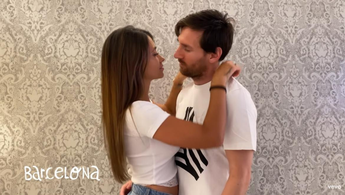 Beso entre Lionel Messi y Antonela Roccuzzo en nuevo video clip de Residente