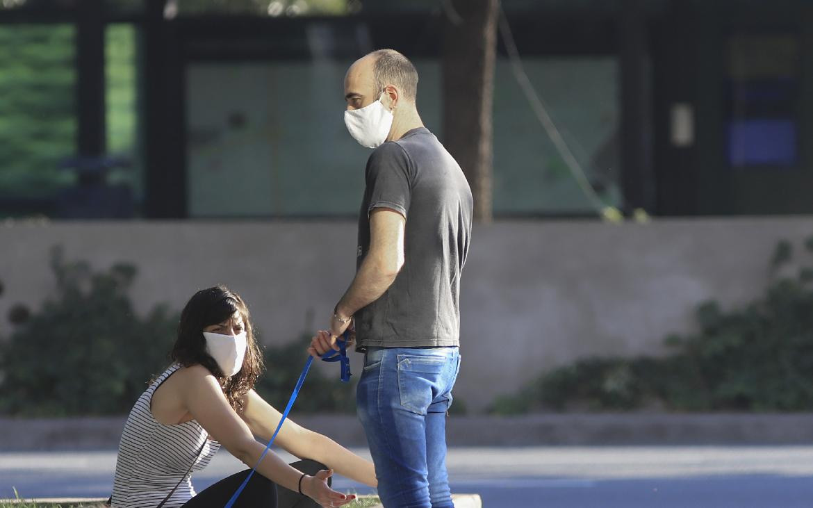 Coronavirus en Argentina, gente con barbijo en la calle, NA