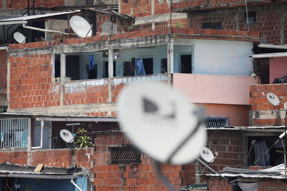 Cacerolazo en Caracas tras la salida de la operadora de televisión DirecTV en medio de la cuarentena, REUTERS